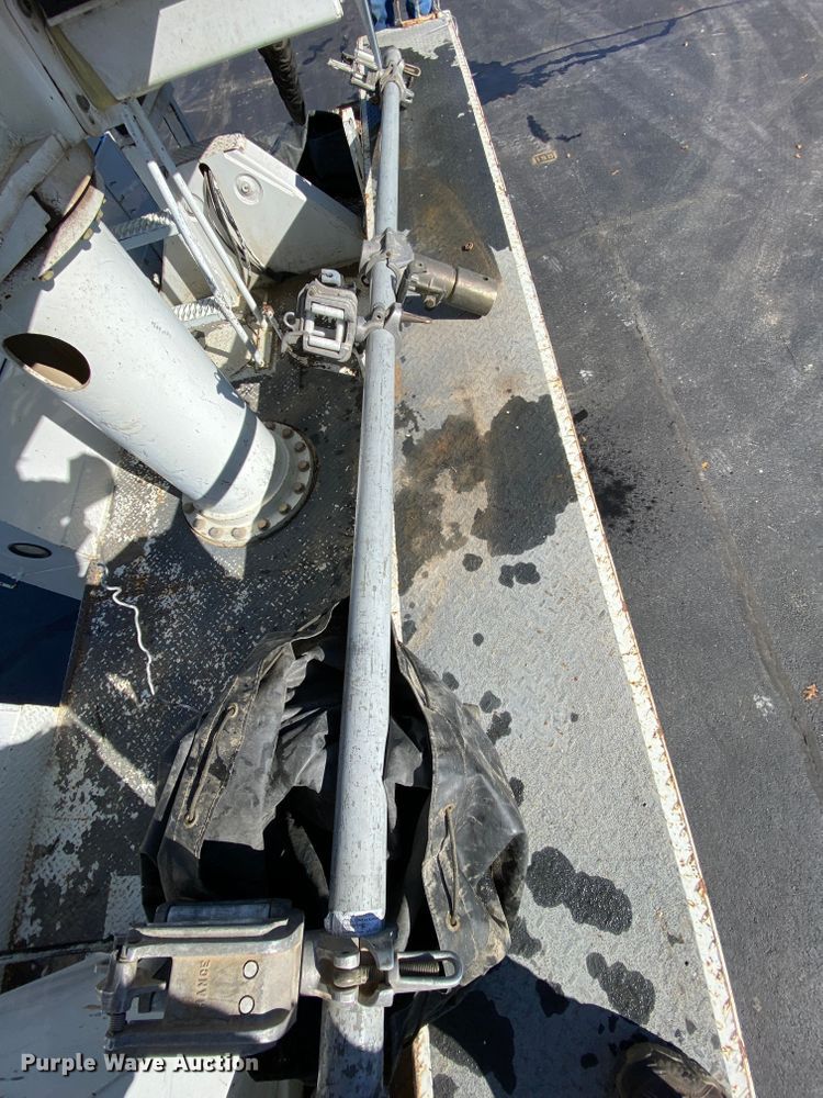 image for item EL9583 2008 International WorkStar 7400  digger derrick truck