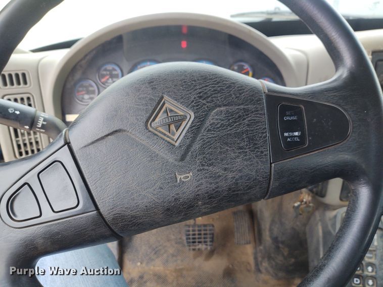 image for item EQ9463 2010 International WorkStar 7400  digger derrick truck