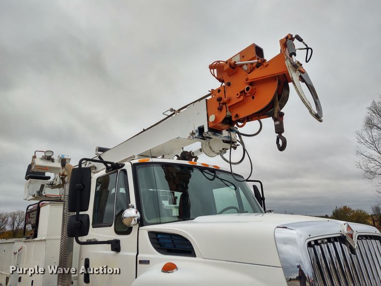 image for item EQ9463 2010 International WorkStar 7400  digger derrick truck