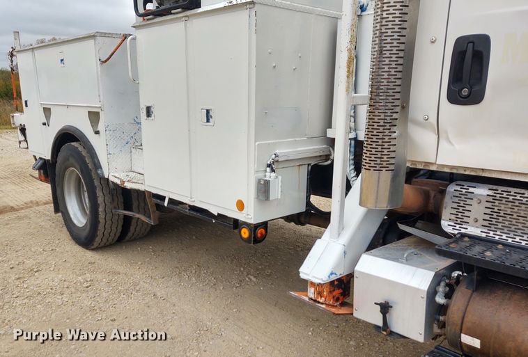 image for item EQ9463 2010 International WorkStar 7400  digger derrick truck