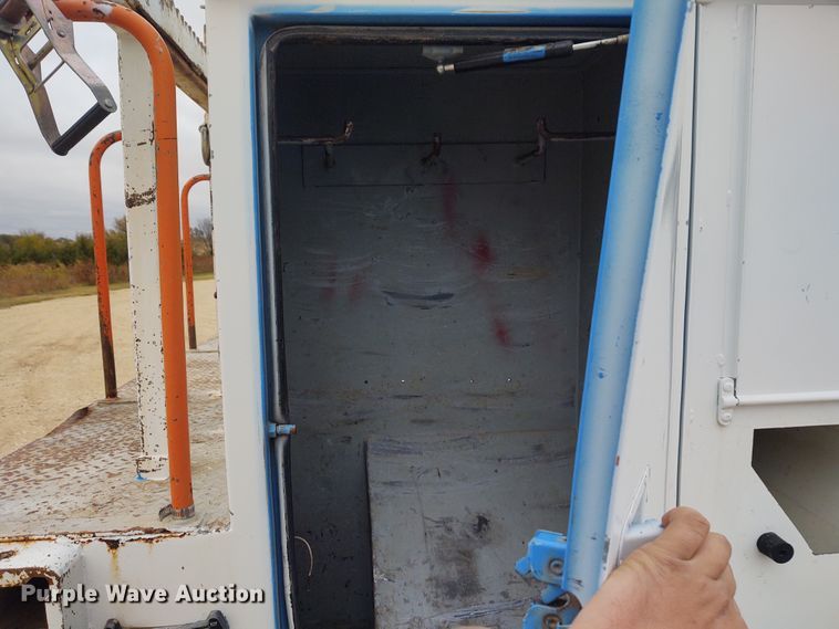 image for item EQ9463 2010 International WorkStar 7400  digger derrick truck