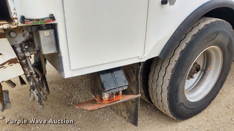 image for item EQ9463 2010 International WorkStar 7400  digger derrick truck