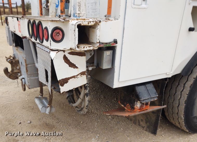 image for item EQ9463 2010 International WorkStar 7400  digger derrick truck