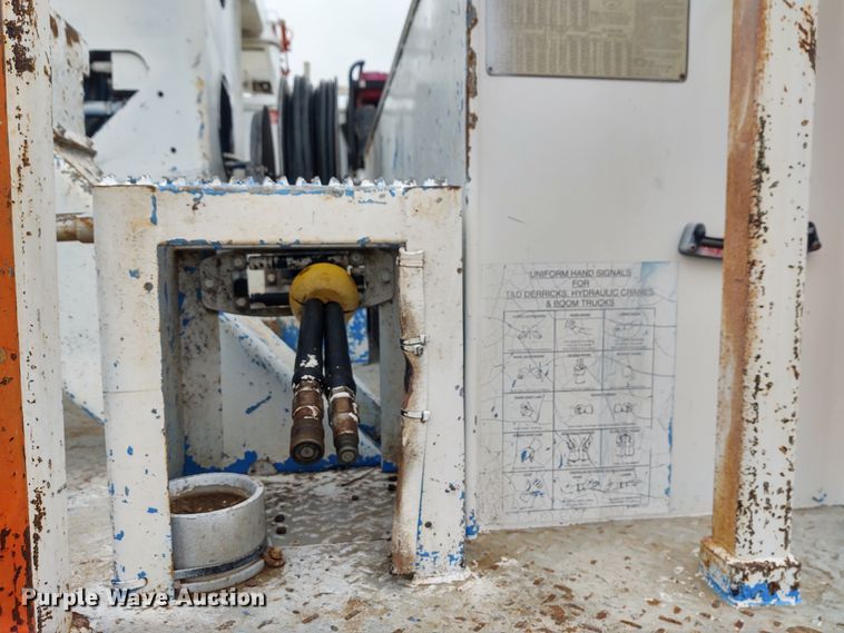 image for item EQ9463 2010 International WorkStar 7400  digger derrick truck