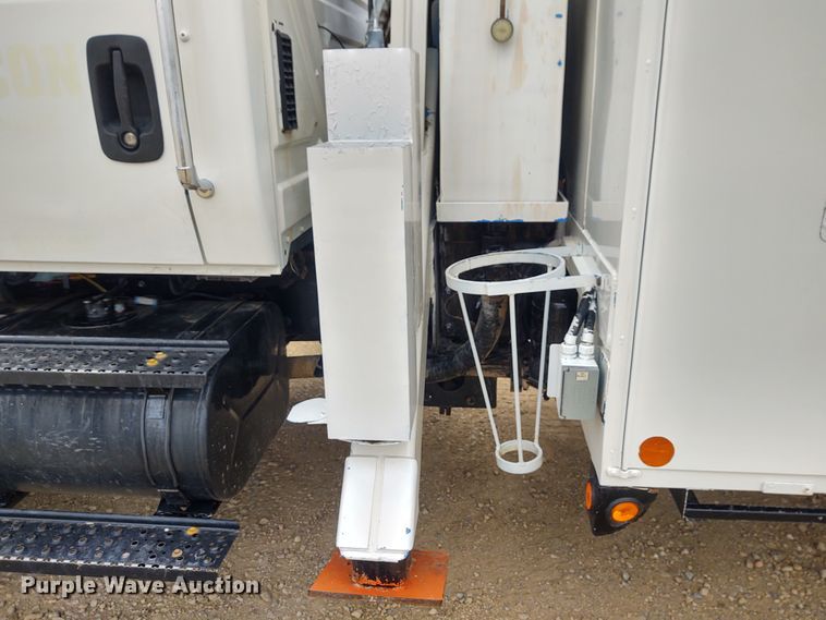 image for item EQ9463 2010 International WorkStar 7400  digger derrick truck