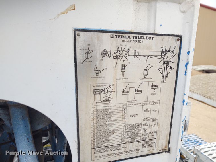 image for item EQ9463 2010 International WorkStar 7400  digger derrick truck