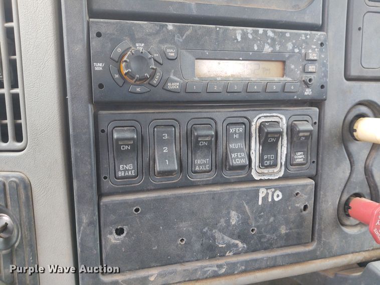 image for item EQ9463 2010 International WorkStar 7400  digger derrick truck