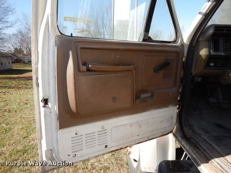 image for item FG9707 1991 Ford F800  bucket truck