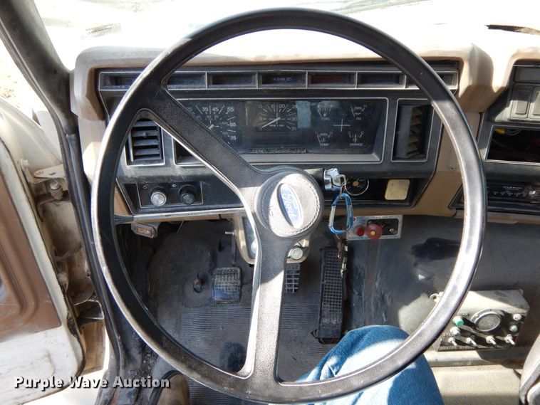 image for item FG9707 1991 Ford F800  bucket truck