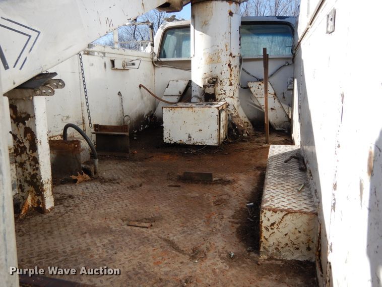 image for item FG9707 1991 Ford F800  bucket truck