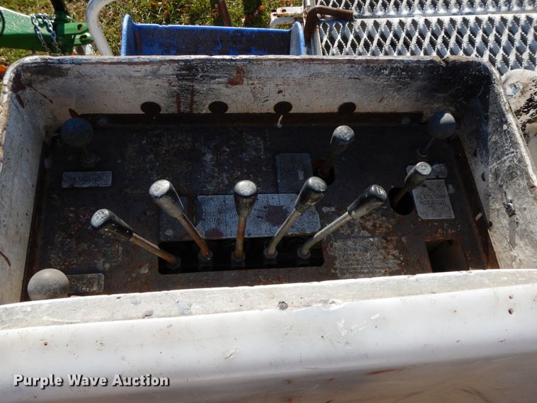 image for item FG9707 1991 Ford F800  bucket truck