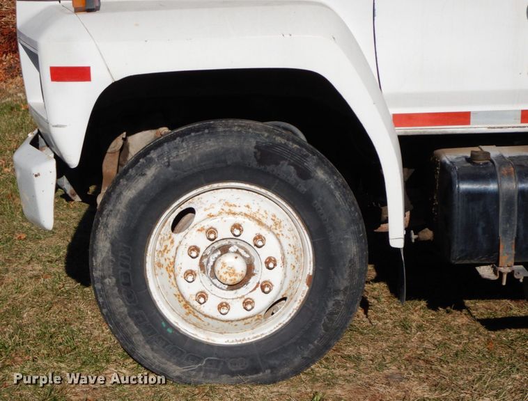 image for item FG9707 1991 Ford F800  bucket truck