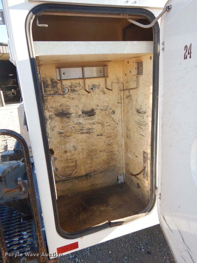 image for item FW9875 2009 Freightliner Business Class M2  bucket truck