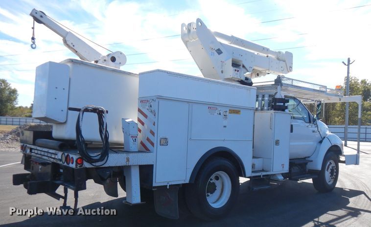 image for item FW9877 2010 Ford F750 Super Duty  bucket truck