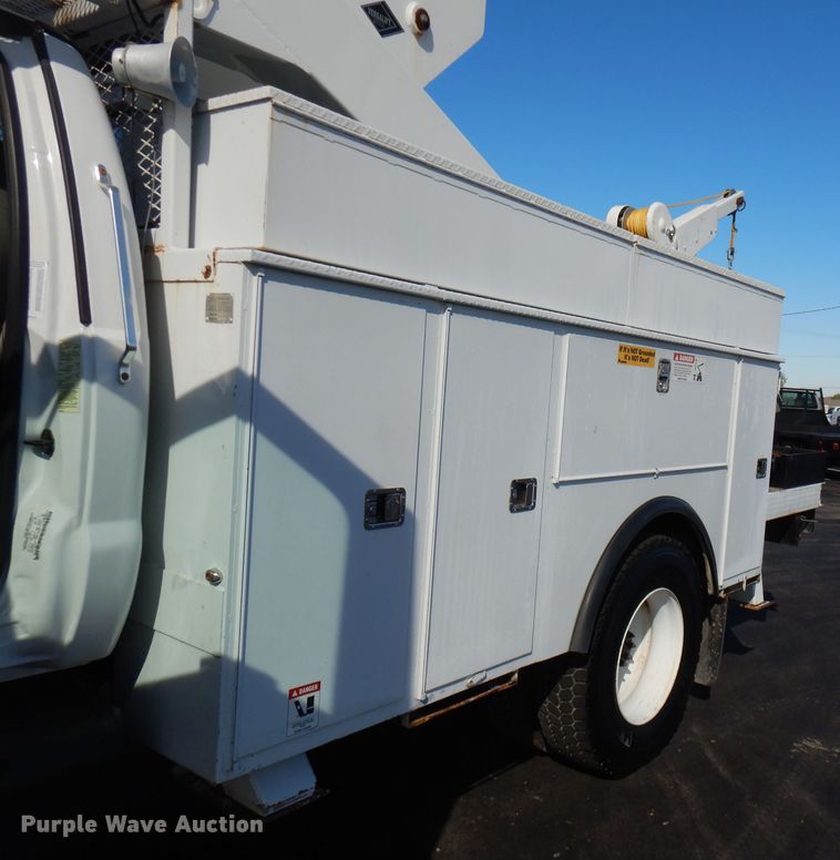 image for item FW9877 2010 Ford F750 Super Duty  bucket truck