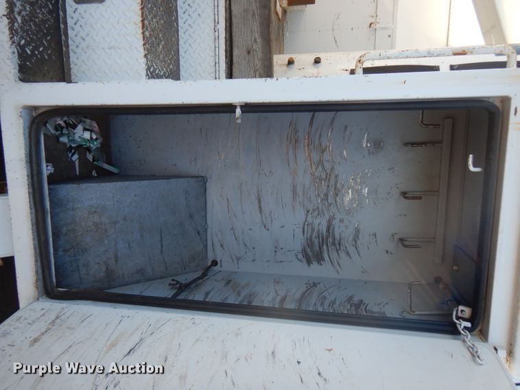 image for item FW9877 2010 Ford F750 Super Duty  bucket truck