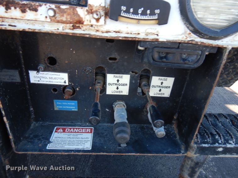 image for item FW9877 2010 Ford F750 Super Duty  bucket truck