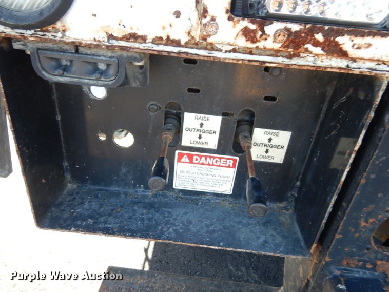 image for item FW9877 2010 Ford F750 Super Duty  bucket truck