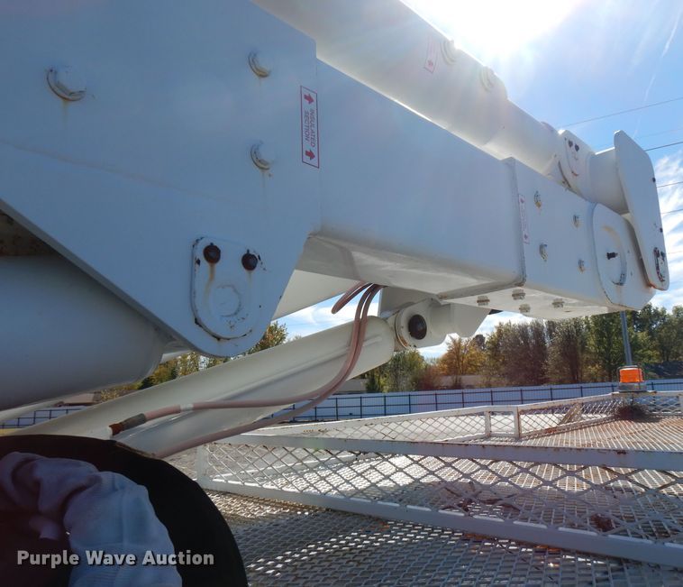 image for item FW9877 2010 Ford F750 Super Duty  bucket truck