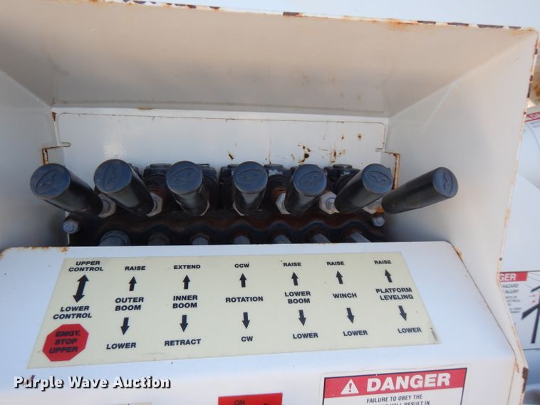 image for item FW9877 2010 Ford F750 Super Duty  bucket truck