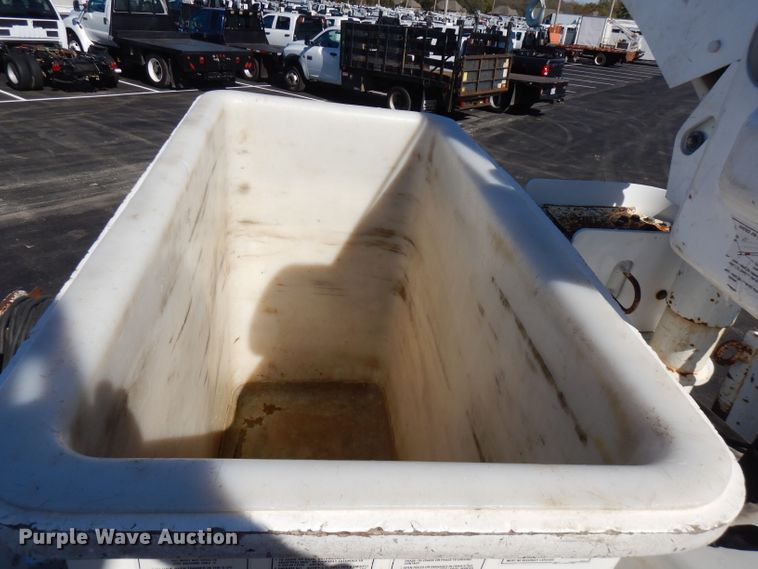 image for item FW9877 2010 Ford F750 Super Duty  bucket truck