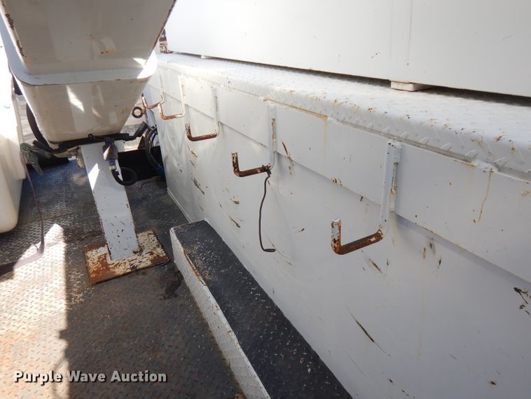 image for item FW9877 2010 Ford F750 Super Duty  bucket truck