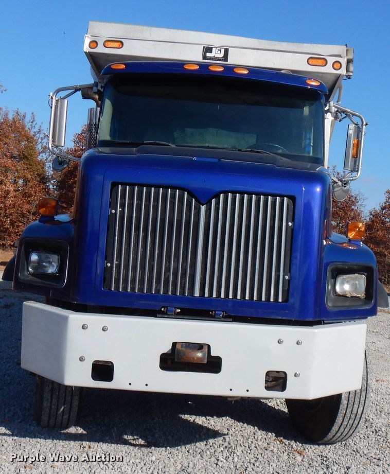 image for item FW9910 2005 International 5600i  dump truck