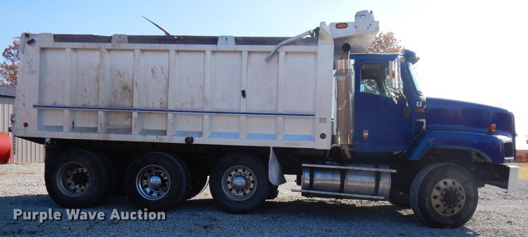 image for item FW9910 2005 International 5600i  dump truck