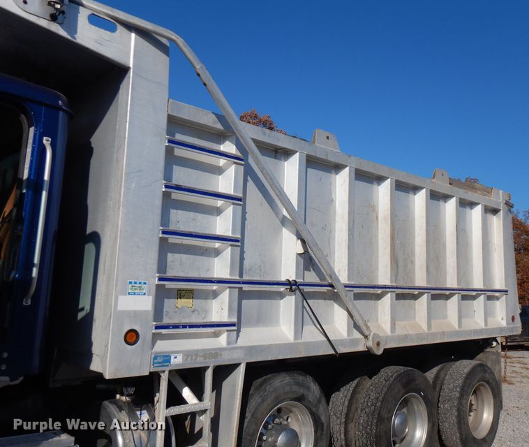 image for item FW9910 2005 International 5600i  dump truck