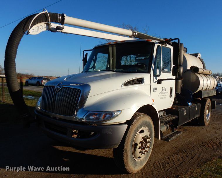 image for item FW9942 2007 International 4300  hydrovac truck