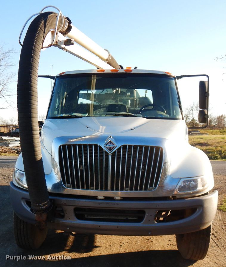 image for item FW9942 2007 International 4300  hydrovac truck