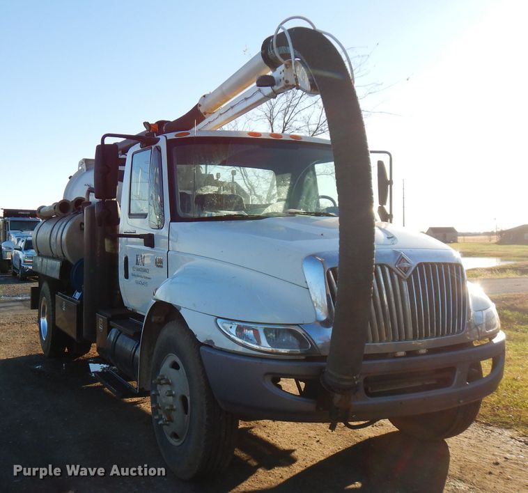 image for item FW9942 2007 International 4300  hydrovac truck