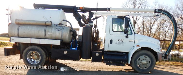 image for item FW9942 2007 International 4300  hydrovac truck
