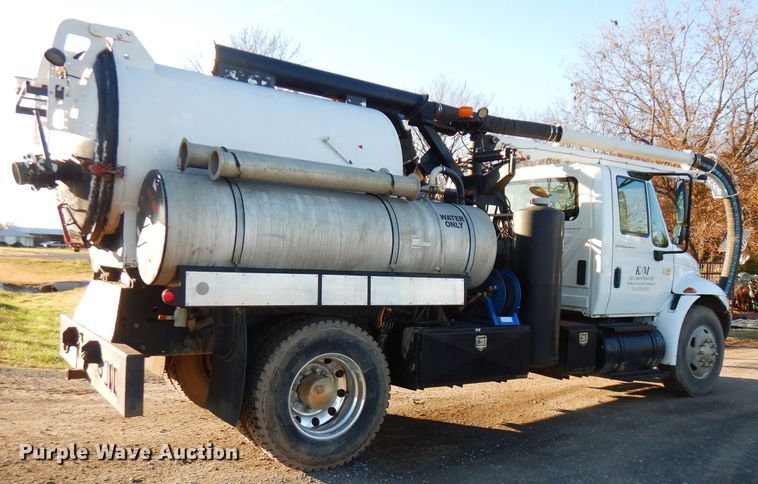image for item FW9942 2007 International 4300  hydrovac truck