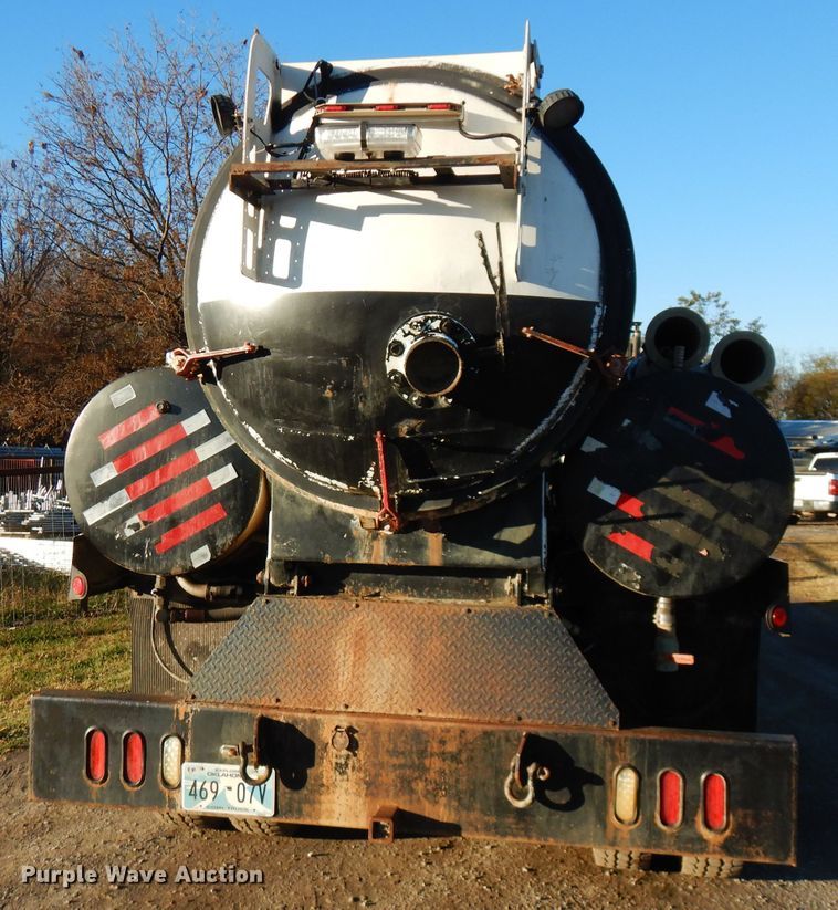 image for item FW9942 2007 International 4300  hydrovac truck