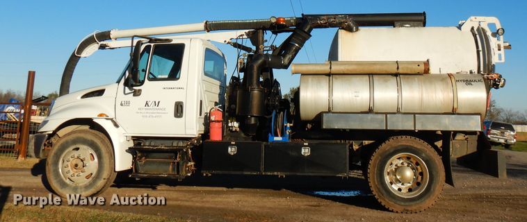 image for item FW9942 2007 International 4300  hydrovac truck