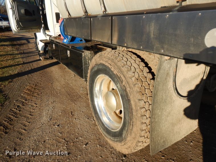 image for item FW9942 2007 International 4300  hydrovac truck