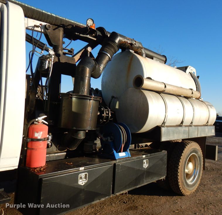 image for item FW9942 2007 International 4300  hydrovac truck