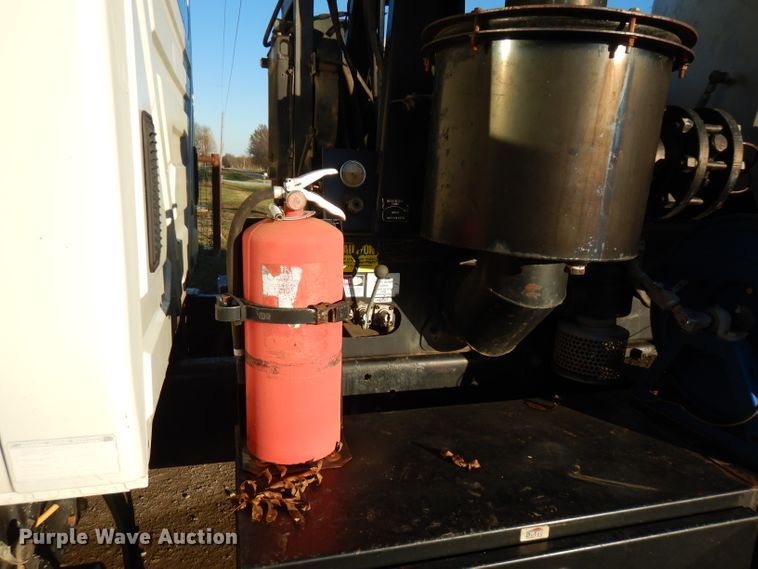 image for item FW9942 2007 International 4300  hydrovac truck