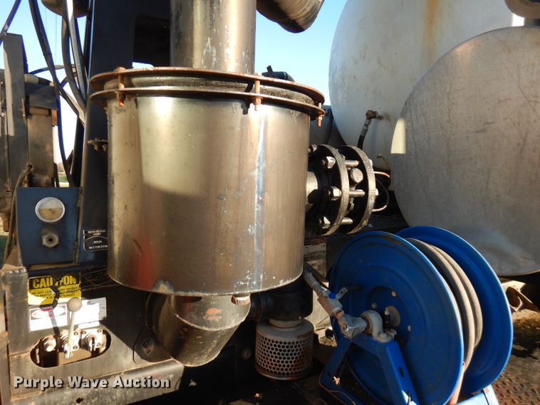 image for item FW9942 2007 International 4300  hydrovac truck