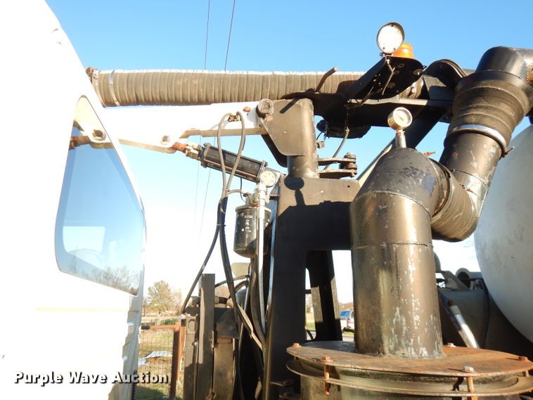 image for item FW9942 2007 International 4300  hydrovac truck