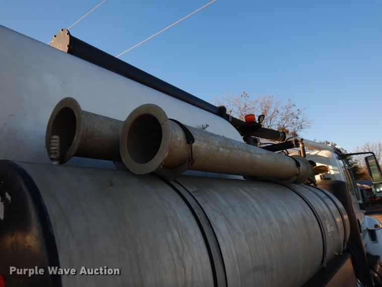 image for item FW9942 2007 International 4300  hydrovac truck