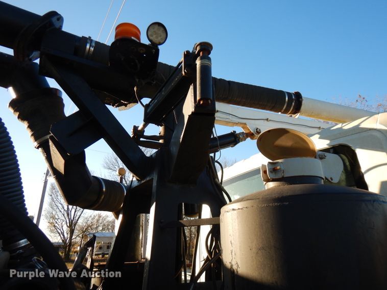 image for item FW9942 2007 International 4300  hydrovac truck