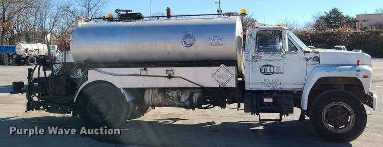 image for item HE9924 1989 Ford F700  oil distributor truck