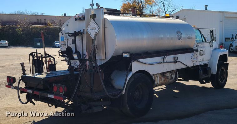 image for item HE9924 1989 Ford F700  oil distributor truck