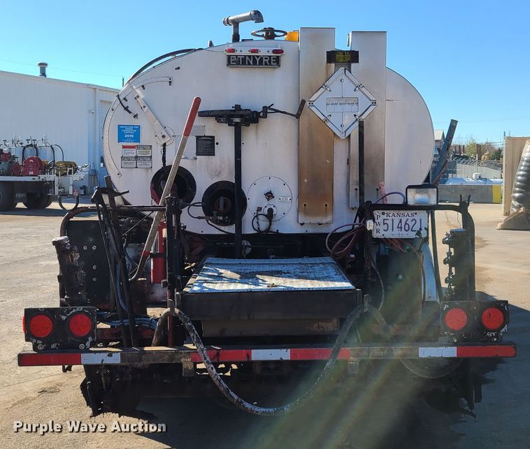 image for item HE9924 1989 Ford F700  oil distributor truck