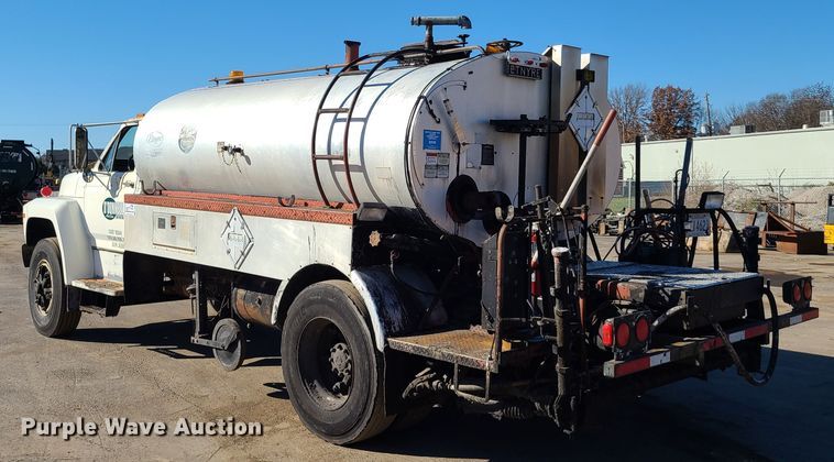 image for item HE9924 1989 Ford F700  oil distributor truck