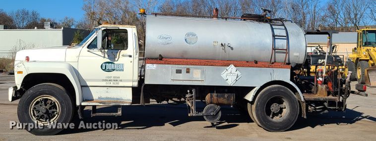 image for item HE9924 1989 Ford F700  oil distributor truck