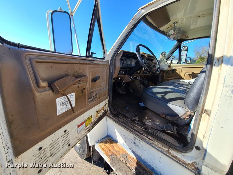 image for item HE9924 1989 Ford F700  oil distributor truck