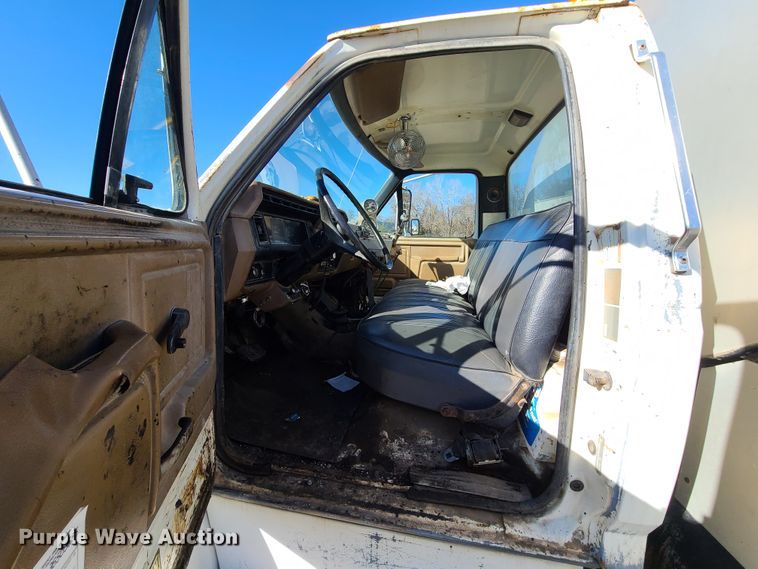 image for item HE9924 1989 Ford F700  oil distributor truck